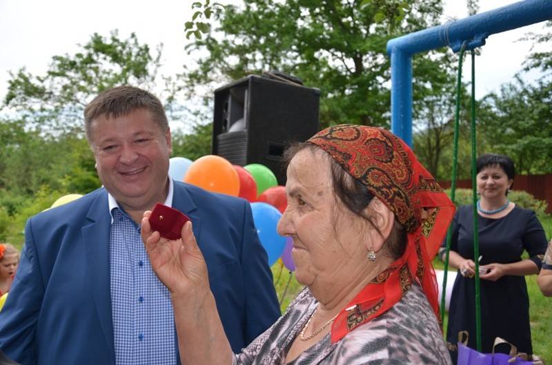 Ахсарбек Гулаев (слева) открывает детский сад (фото: парламент Северной Осетии)