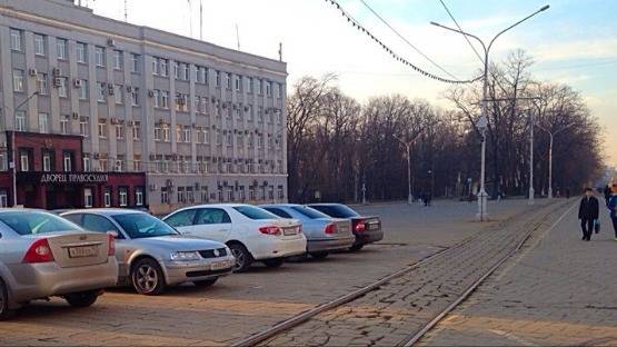 Парковка имени Гергиева. Главную площадь Владикавказа уже много лет украшает автостоянка вместо концертного зала