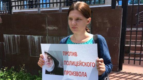 Жительница Моздока продолжает одиночные пикеты во Владикавказе. Она требует возбудить дело против полицейского