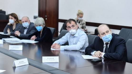 Битаров провел экстренное совещание с руководителями лечебных учреждений. Глава и премьер маски не надели