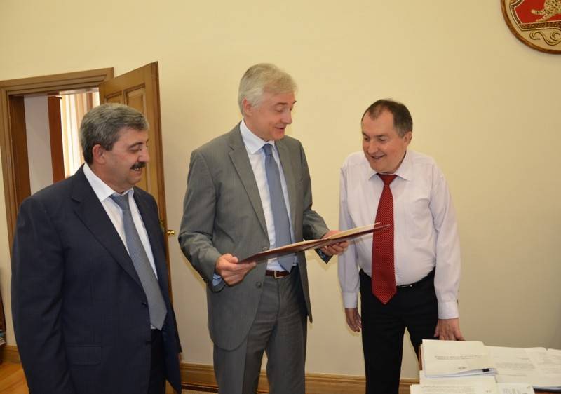 Гарий Кучиев, Алексей Мачнев и Станислав Кесаев (фото: пресс-служба парламента Северной Осетии)