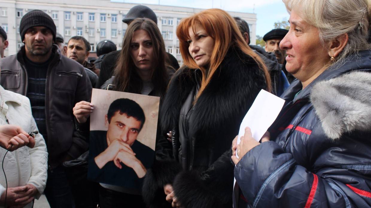 Родственники Владимира Цкаева с его портретом у здания правительства Северной Осетии (фото: Twitter)