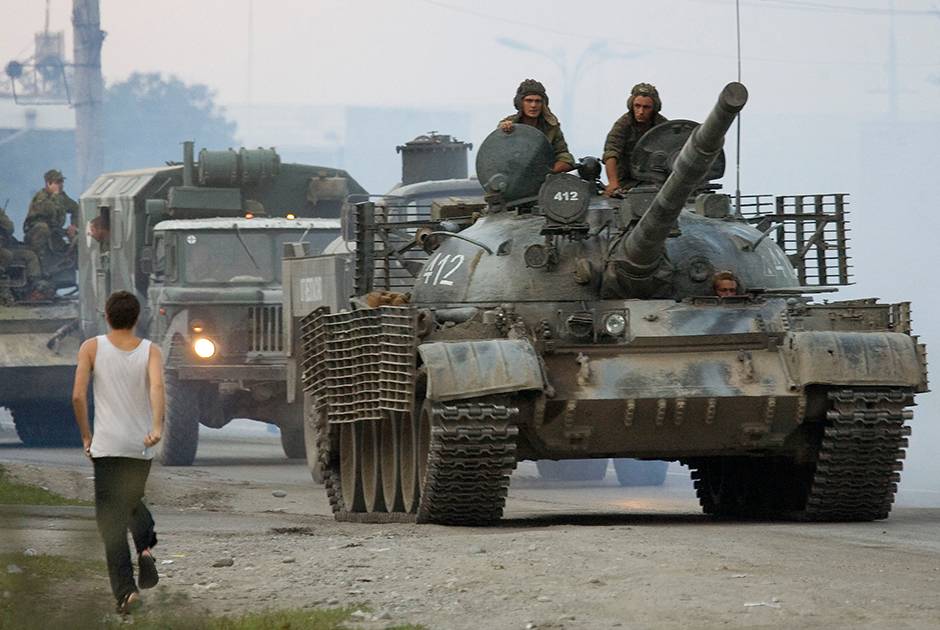 Военная техника проходит Алагир. Фото: Василий Федосенко/Reuters