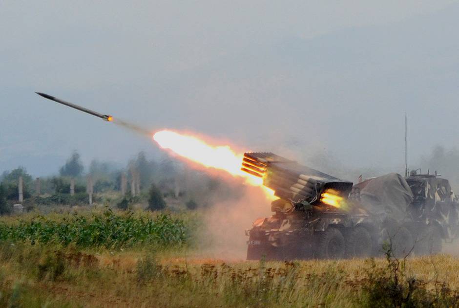 Грузинская артиллерия бьет по Цхинвалу, 8 августа. Фото: Irakli Gedenedze /Reuters