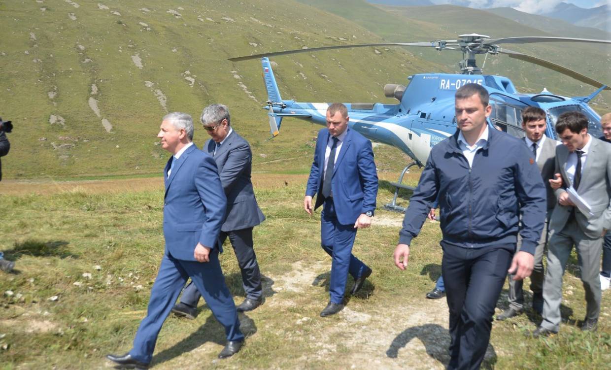 Вячеслав Битаров прибыл в Мамисон (фото: пресс-служба главы и правительства Северной Осетии)