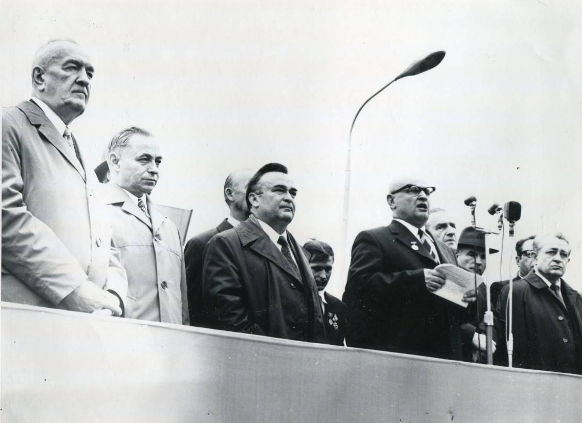Билар Кабалоев (третий слева)